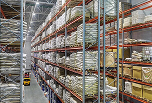 Решения для высоких складов: стеллажи для максимальной вместимости