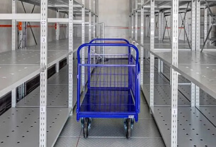 Подбор техники для полочных стеллажей: что понадобится на складе?