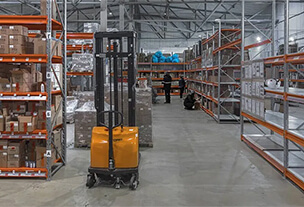 Комплексное оснащение склада: почему важна синергия между стеллажами и техникой