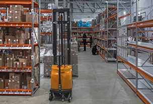 Полуэлектрические штабелеры: идеальный баланс мощности и компактности