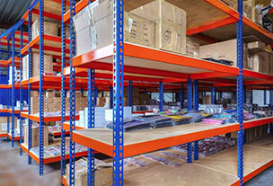 Металлические стеллажи с фанерными полками: удобное решение для хранения