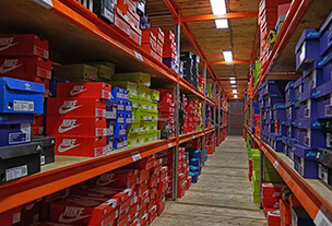 Стеллажи для склада одежды и обуви: особенности планировки, выбор моделей