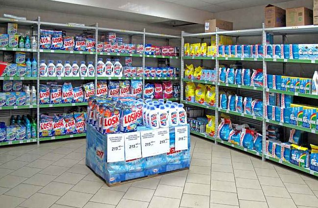Полочные стеллажи ГТС Универсал для хозяйственного магазина