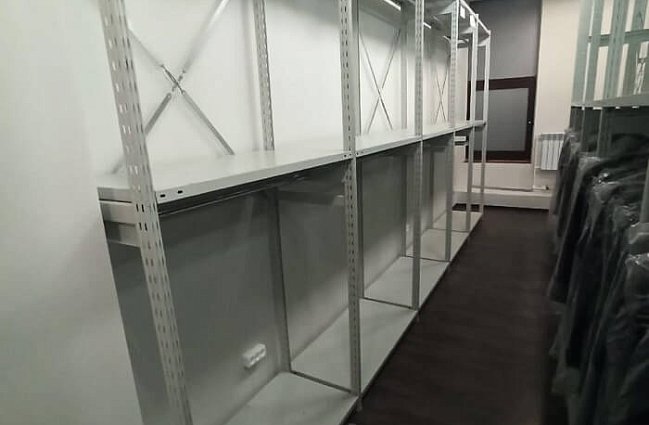 Стеллажи для одежды на вешалках