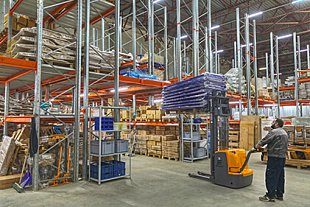 Складская техника для грузов на поддонах: как выбрать в зависимости от параметров склада?